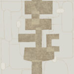 Abstract patroon uit de Elitis-behangcollectie Cuzco TP 332 met geometrische vormen in beige en zachte lijnen op een lichtgrijze achtergrond.