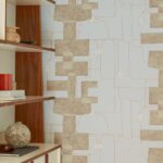 Modern interieur met Elitis Cuzco TP 332 behang uit de Voile de papier collectie in geometrisch patroon.