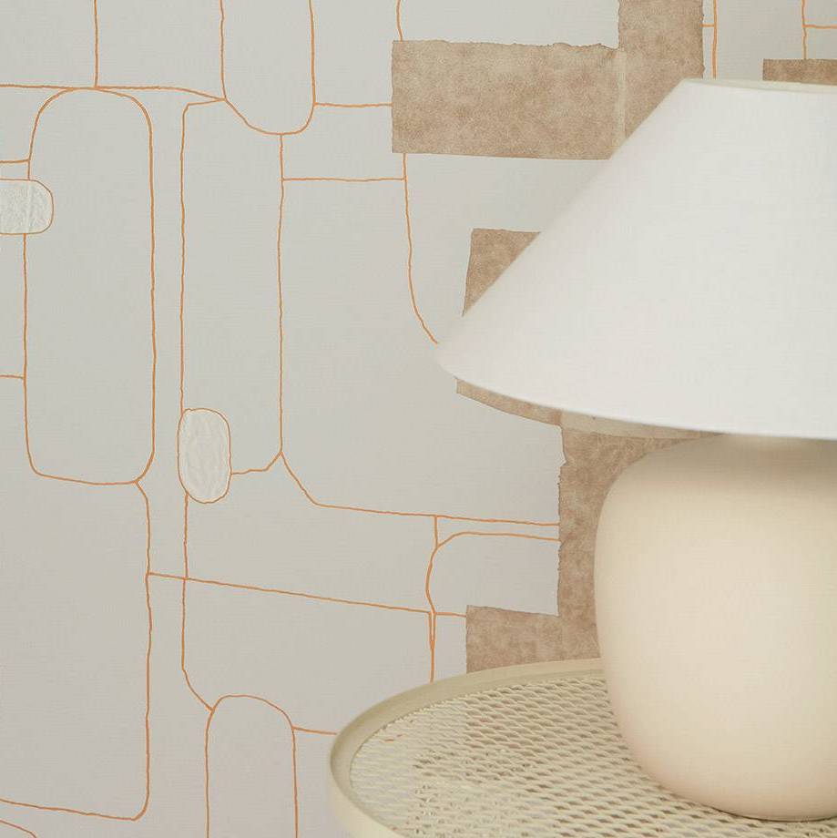 Beige tafellamp op een metalen bijzettafel voor Elitis-behang Cuzco TP 332 uit de Voile de papier-collectie.