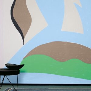 Abstract Elitis-behang uit de Cyclades-collectie met kleurrijke organische vormen in groen, blauw, bruin en zwart.