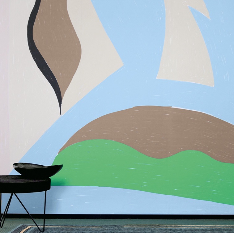 Abstract Elitis-behang uit de Cyclades-collectie met kleurrijke organische vormen in groen, blauw, bruin en zwart.