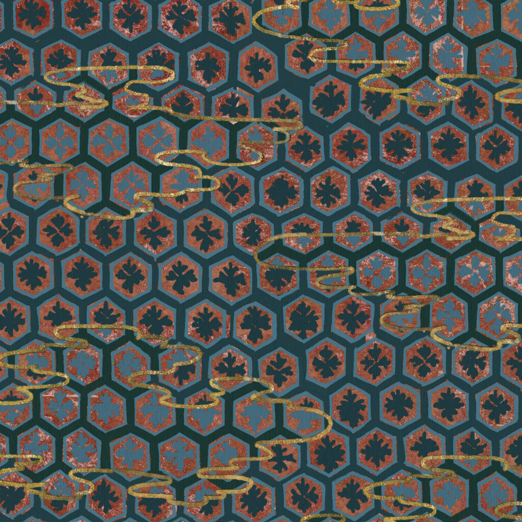 Patroon van Elitis-behang 'De lac en lac TP 285 01' met geometrische zeshoeken, bloemmotieven en goudkleurige accenten.