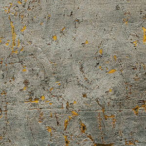 Grijs Elitis Eclat RM 631 82 behang met een verweerd textuureffect en gouden accenten.