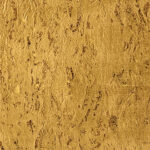 Goudkleurig Elitis-behang uit de Eclat-serie met een grove, textuurrijke afwerking (model RM 631 96).