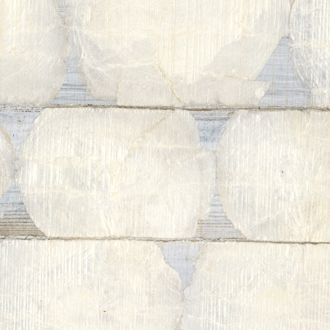 Structuurbehang Elitis Écrin Puerto Princesa RM 974 01 met ronde, licht glanzende schelpmotieven in zachte wittinten.