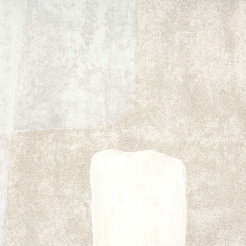 Abstract Elitis-behang uit de Voile de Papier collectie met zachte beige, witte en lichtblauwe vlakken.