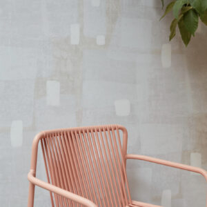 Roze designstoel voor Elitis-behang Espiritu TP 329 01 uit de Voile de Papier collectie met abstract patroon.