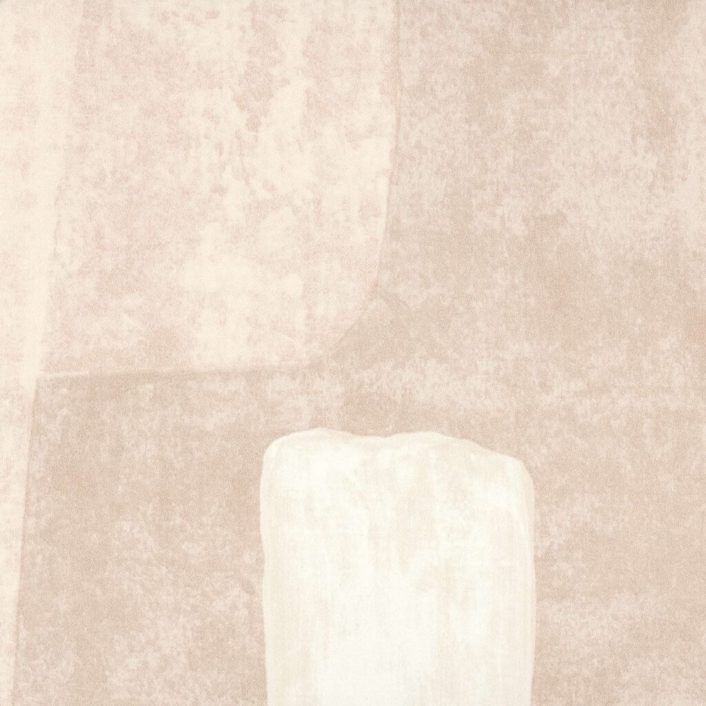 Abstract Elitis-behang uit de Espiritu Voile de Papier collectie in zachte beige- en crèmetinten met textuur-effect.