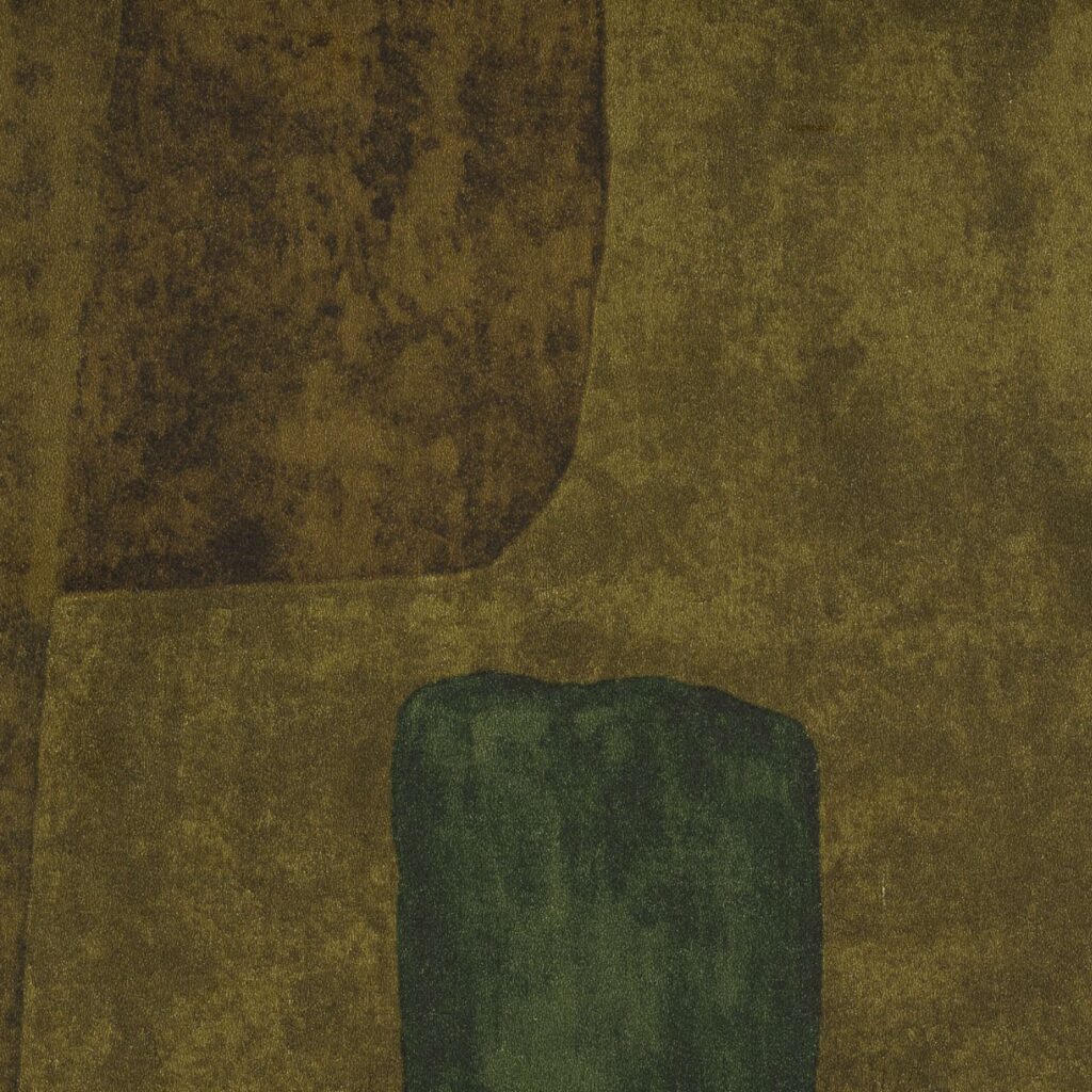 Abstract patroon van Elitis-behang Espiritu TP 329 03 uit de Voile de papier collectie met organische vormen in bruin- en groentinten.