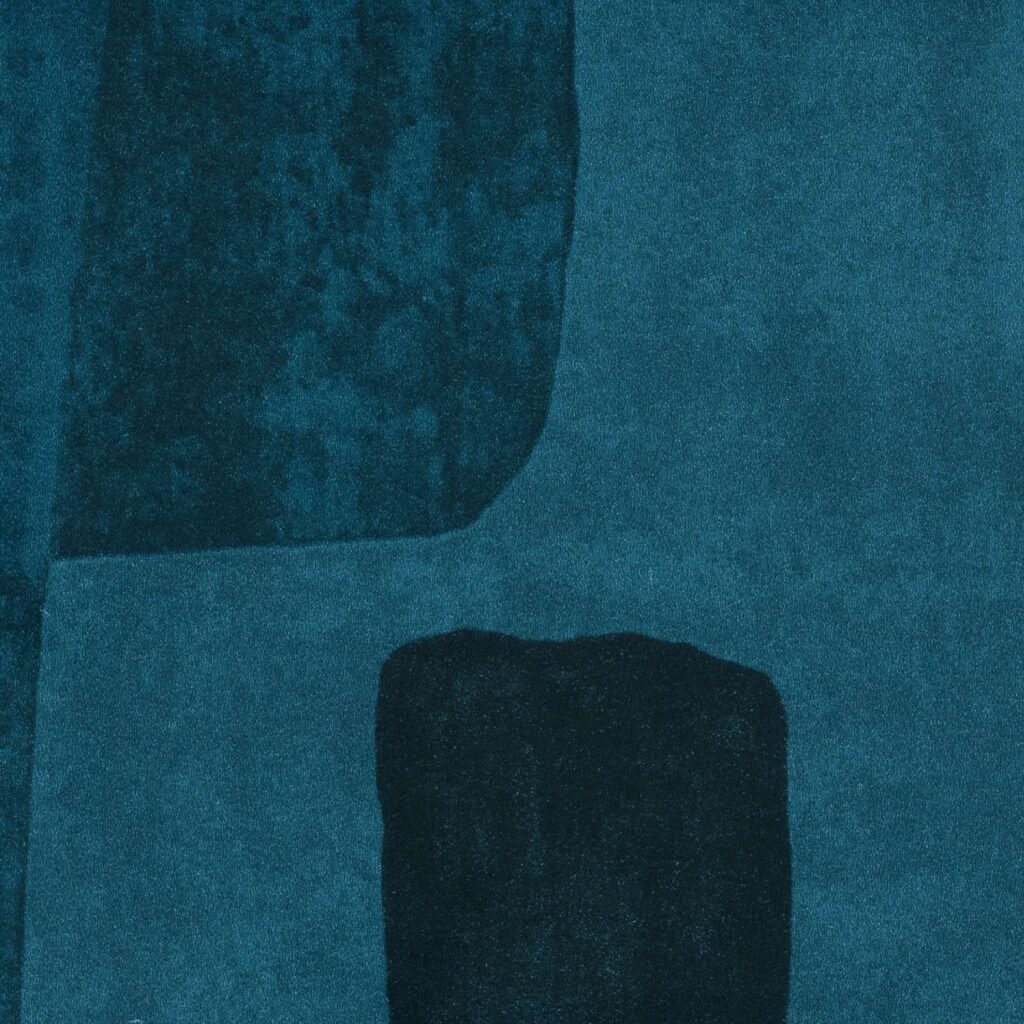 Abstract blauwgroen Elitis-behang uit de Espiritu Voile de papier collectie met organische vormen en textuurverschillen.
