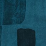 Abstract blauwgroen Elitis-behang uit de Espiritu Voile de papier collectie met organische vormen en textuurverschillen.