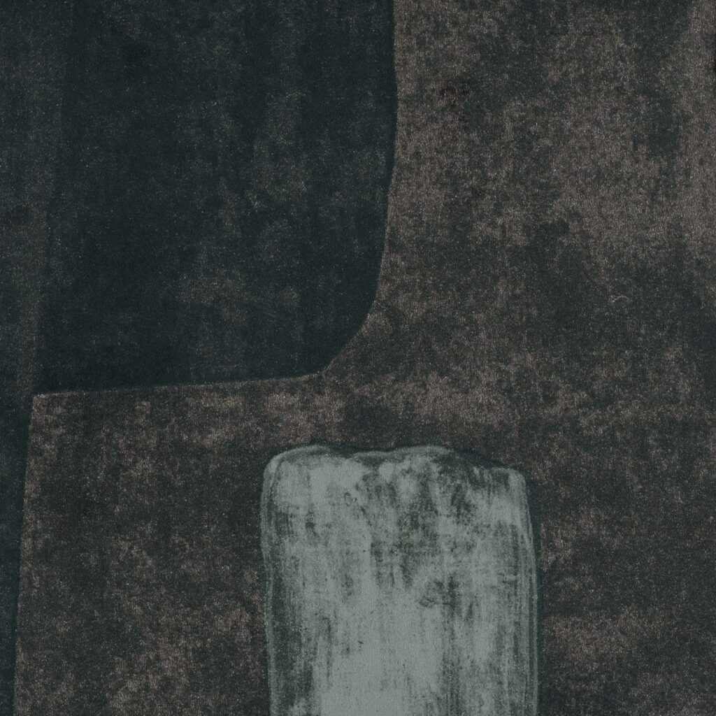 Donkerbruin en grijs abstract patroon op Elitis behang uit de Espiritu Voile de papier collectie.