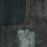 Donkerbruin en grijs abstract patroon op Elitis behang uit de Espiritu Voile de papier collectie.