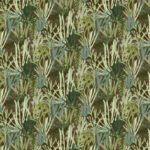 Behang met een dicht patroon van groene en blauwe algen en planten op een donkere achtergrond uit de Elitis Flower Power Algues TP 303 03 collectie.