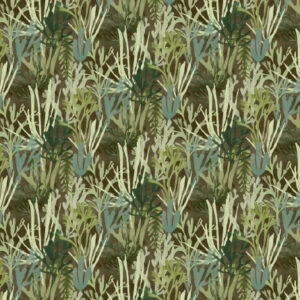Behang met een dicht patroon van groene en blauwe algen en planten op een donkere achtergrond uit de Elitis Flower Power Algues TP 303 03 collectie.