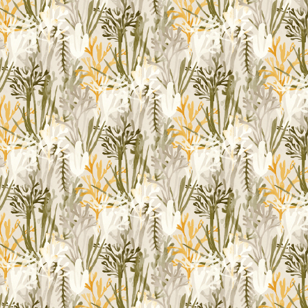 Behang met een patroon van gestileerde witte bloemen en gele en groene algen op een neutrale achtergrond.