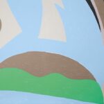 Abstracte illustratie van Elitis-behang Flower Power Cyclades TP308-01 met gestileerde vormen in blauw, groen, bruin en beige.