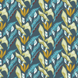 Elitis behang uit de Flower Power collectie met een fleur-de-lune patroon van abstracte bladeren in blauw, groen en okergeel op een donkere achtergrond.