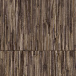 Donkerbruin Elitis-behang uit de Formentera-collectie met een textuur die doet denken aan verticale stroken stro of riet.