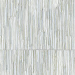 Lichtbeige Elitis-behang met een verticale, stroachtige textuur uit de Formentera La Casa de Paja collectie (VP 715 13).