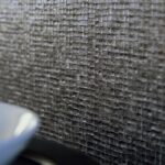 Detailopname van Elitis-behang Glass Nacres met een glanzende, vierkante textuurstructuur.