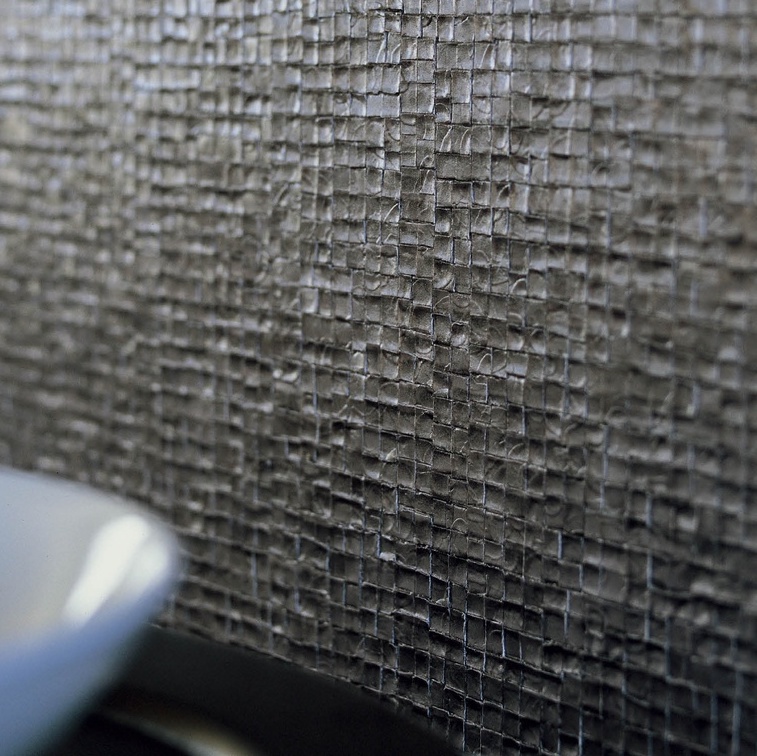 Detailopname van Elitis-behang Glass Nacres met een glanzende, vierkante textuurstructuur.