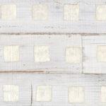 Decoratief Elitis-behang Iloilo RM 970 01 met een patroon van witte vierkanten op een licht houtstructuur.