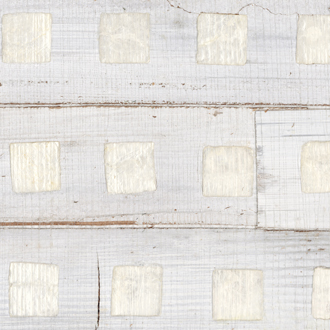 Decoratief Elitis-behang Iloilo RM 970 01 met een patroon van witte vierkanten op een licht houtstructuur.