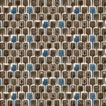 Herhalend patroon van Elitis-behang Initiation Totem TP 310 02 met abstracte bruine en blauwe totemachtige figuren op een beige achtergrond.