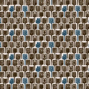 Herhalend patroon van Elitis-behang Initiation Totem TP 310 02 met abstracte bruine en blauwe totemachtige figuren op een beige achtergrond.