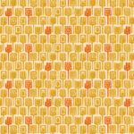 Elitis-behang Initiation Totem TP 310 05 met een patroon van gestileerde totemachtige symbolen in okergeel en oranje op een beige achtergrond.