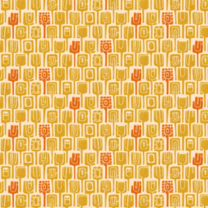 Elitis-behang Initiation Totem TP 310 05 met een patroon van gestileerde totemachtige symbolen in okergeel en oranje op een beige achtergrond.