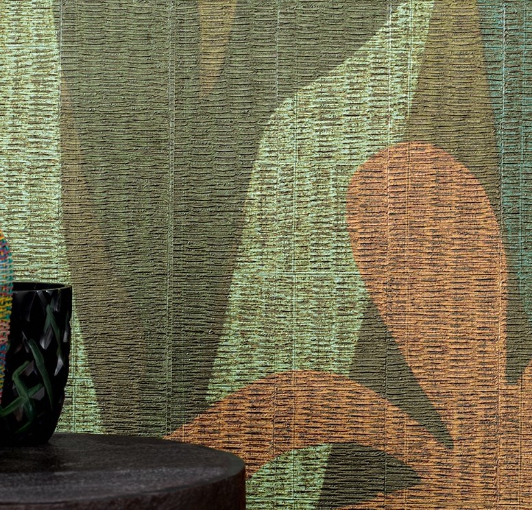 Detail van het Elitis-behang 'La passion de Diego' met een botanisch motief in aardetinten en textuur.