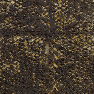 Close-up van het Elitis-behang Laca Salvaja VP 916 18 met een donkere, exotisch ogende textuur en slangenhuidpatroon.