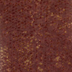 Structuurbehang Elitis Laca Salvaje VP 916 09 met roodbruine slangenhuidlook en subtiele glans.