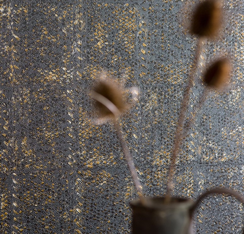 Detail van Elitis-behang Laca Salvaje in zwart met goudaccenten en vaas met gedroogde bloemen op de voorgrond.