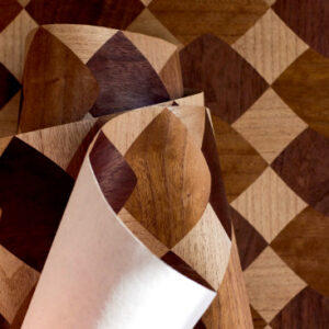 Opgerold Elitis-behang uit de Marqueteries-collectie met ruitpatroon in houtlook, model Le jeu de dame RM 1039 70.