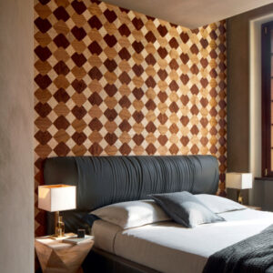 Slaapkamer met Elitis-behang uit de Marqueteries-collectie in geometrisch houtpatroon achter een modern bed.