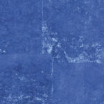 Diepblauw Elitis-behang uit de "L’écoute du silence Mythique" collectie met een gestructureerd, abstract patroon.
