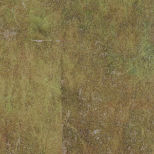 Behang met een grof textuurpatroon in aardse groentinten uit de Elitis Lecoute du silence mythique collectie.