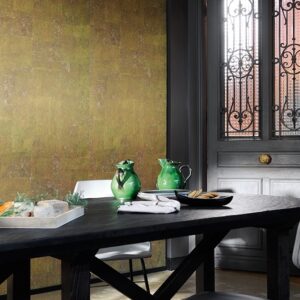 Eetkamer met Elitis-behang Lecoute du Silence Mythique en gedekte tafel met groene kannen.
