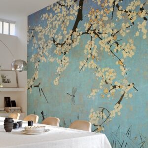Behang met kersenbloesemtakken en libellen op een blauwe achtergrond siert een moderne eetkamer.