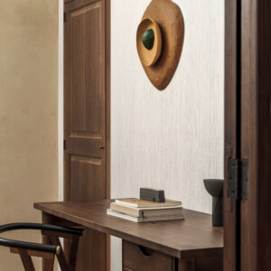 Modern ingerichte werkhoek met Elitis Lin Plâtre Himalaya RM 1049 01 behang en houten meubels.