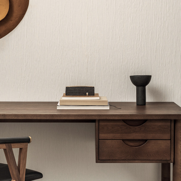 Minimalistisch bureau met donker hout en Elitis Lin Plâtre Himalaya behang op de achtergrond.