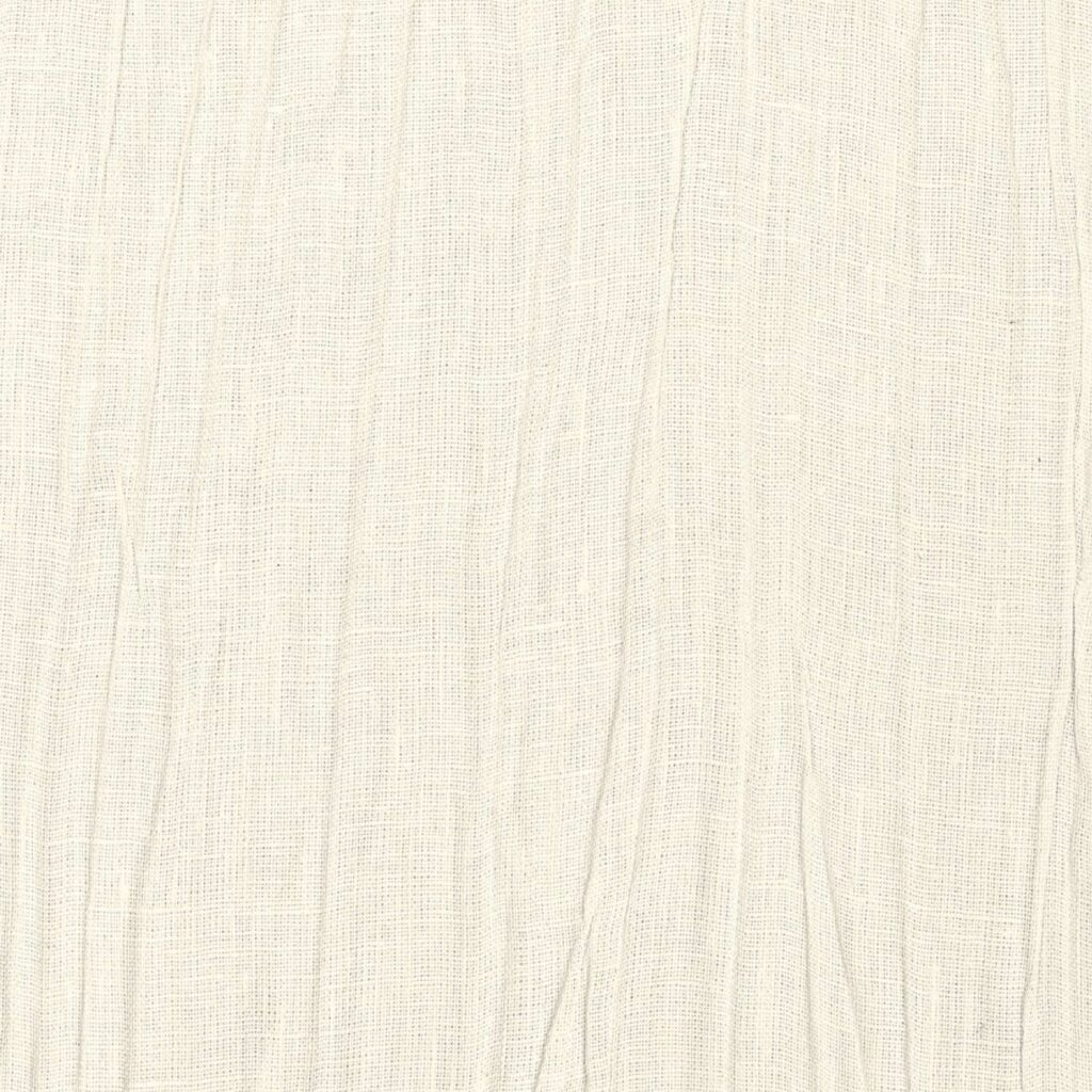 Lichtgekleurd Elitis Lin Plâtre Himalaya RM 1049 03 behang met een natuurlijke linnenstructuur en subtiele verticale plooien.