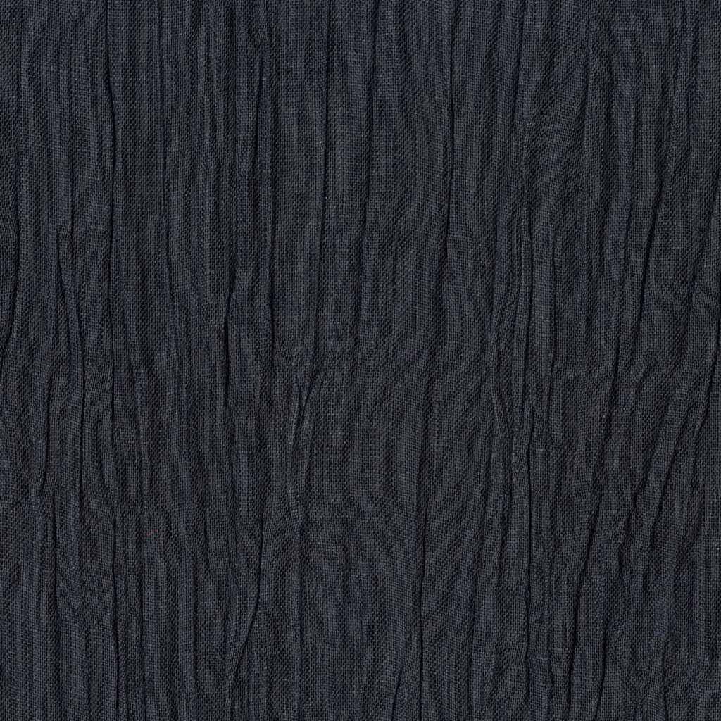 Donkergrijs Elitis Lin Plâtre Himalaya RM 1049-80 behang met een geplooide linnenstructuur.
