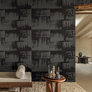 Moderne interieursetting met Elitis-behang Lin Plâtre Muse RM 1047 in donkere tinten en een rustiek houten bijzettafeltje met decoratieve objecten.