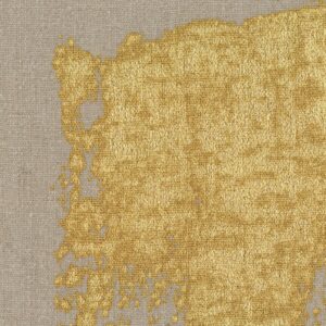 Behang met een linnenstructuur in beige met een onregelmatig goudkleurig metallic patroon uit de Elitis Lin Plâtre Muse collectie (RM 1047 92).