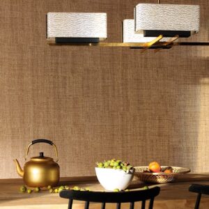 Interieur met Elitis-behang Madagascar in natuurtint, een gouden theepot, fruit op tafel en moderne lampen aan het plafond.