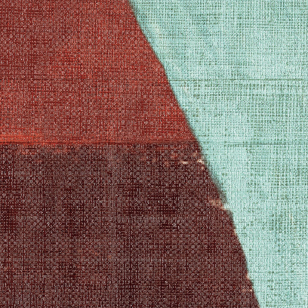 Detail van Elitis behang Medina VP 946 01 met textuur in rood, bordeaux en turquoise.